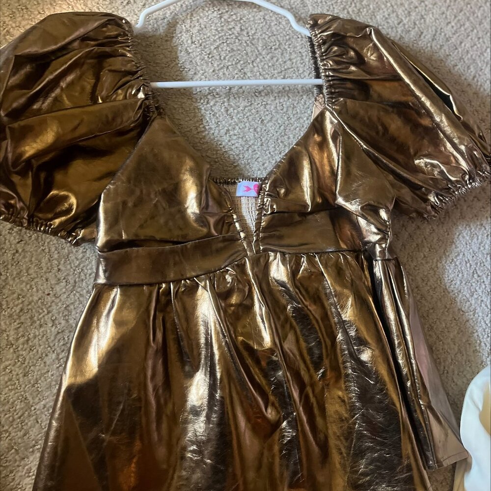 gold shirt